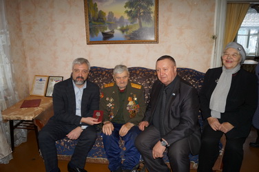 Александр Гуреев принял участие во вручении медалей жителям поселка Увек